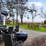 Feriehus Amazing With View At The Water *